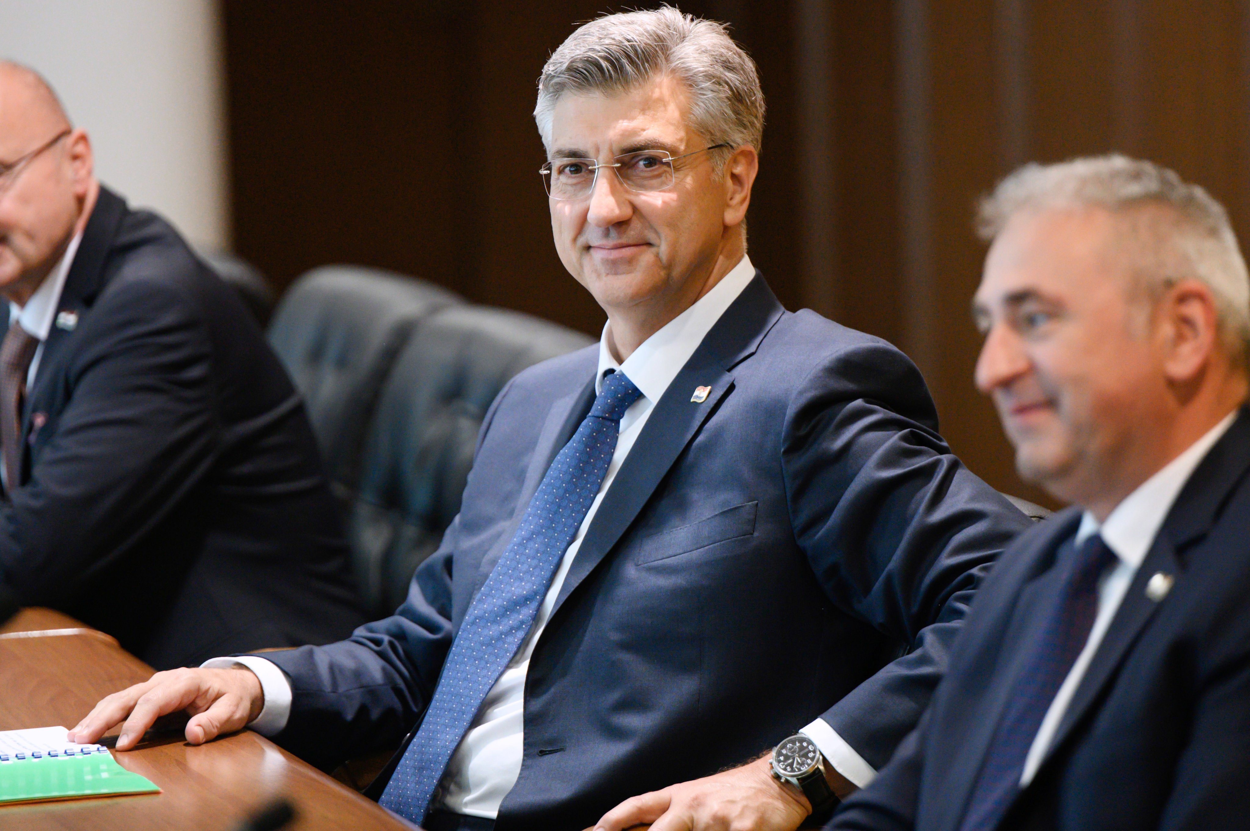 HKSTALiWQAEwINF