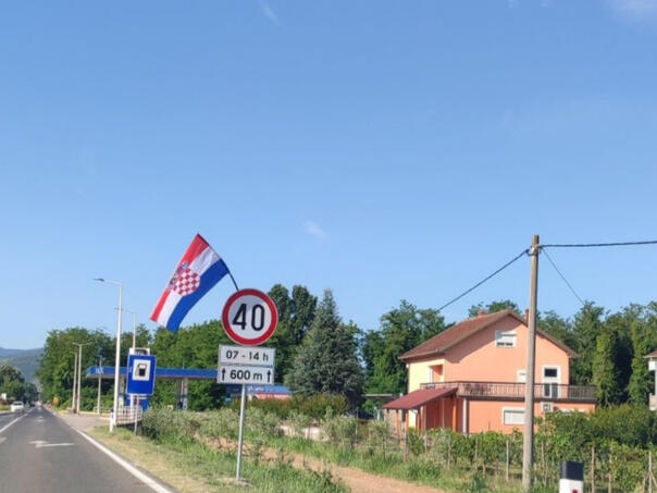 imaju-li-odobrenje-po-capljini-postavljene-zastave-hrvatske-capljina-zastava_6a324a7154c43