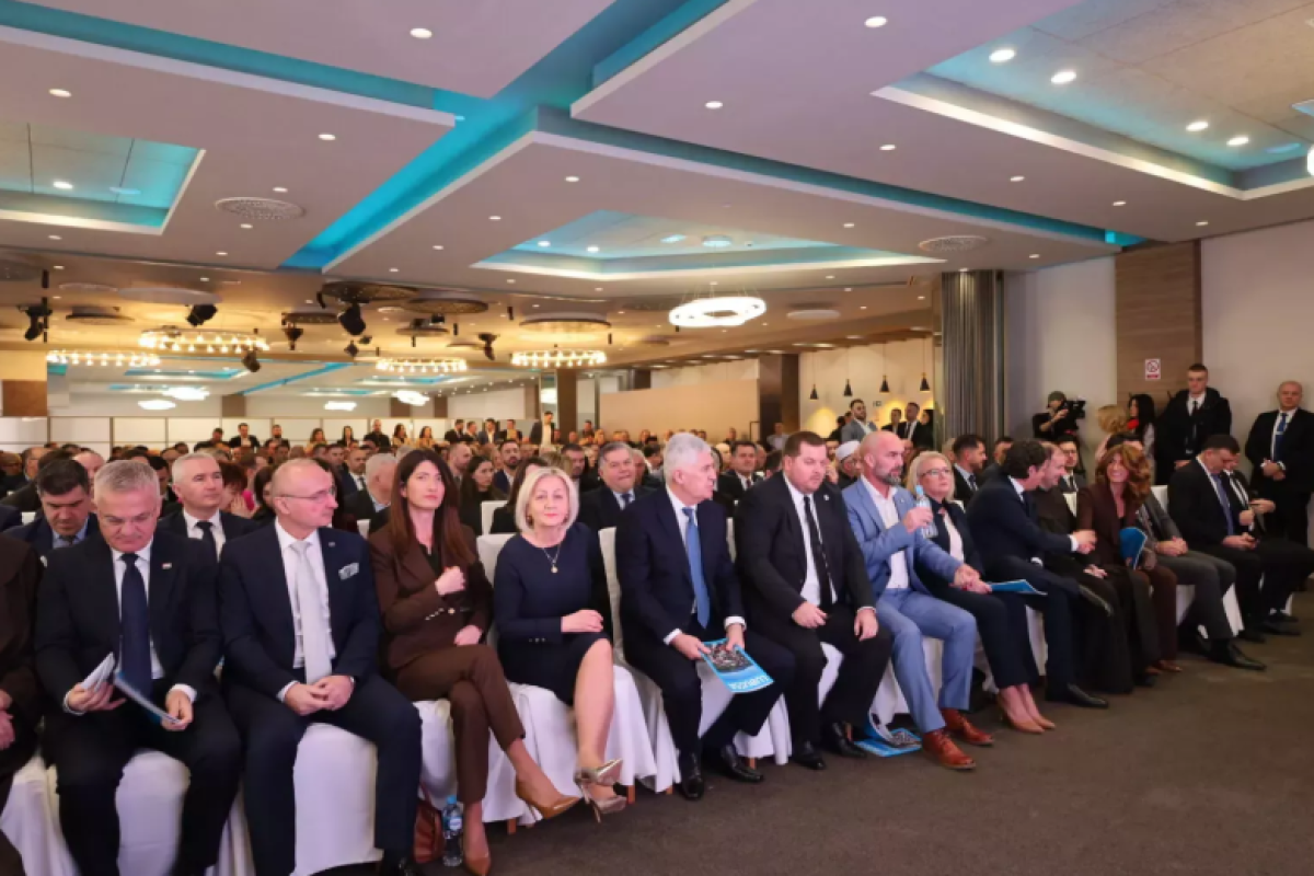 Vukoja iza Gordana Grlića Radmana (Foto: radioljubuski.ba)