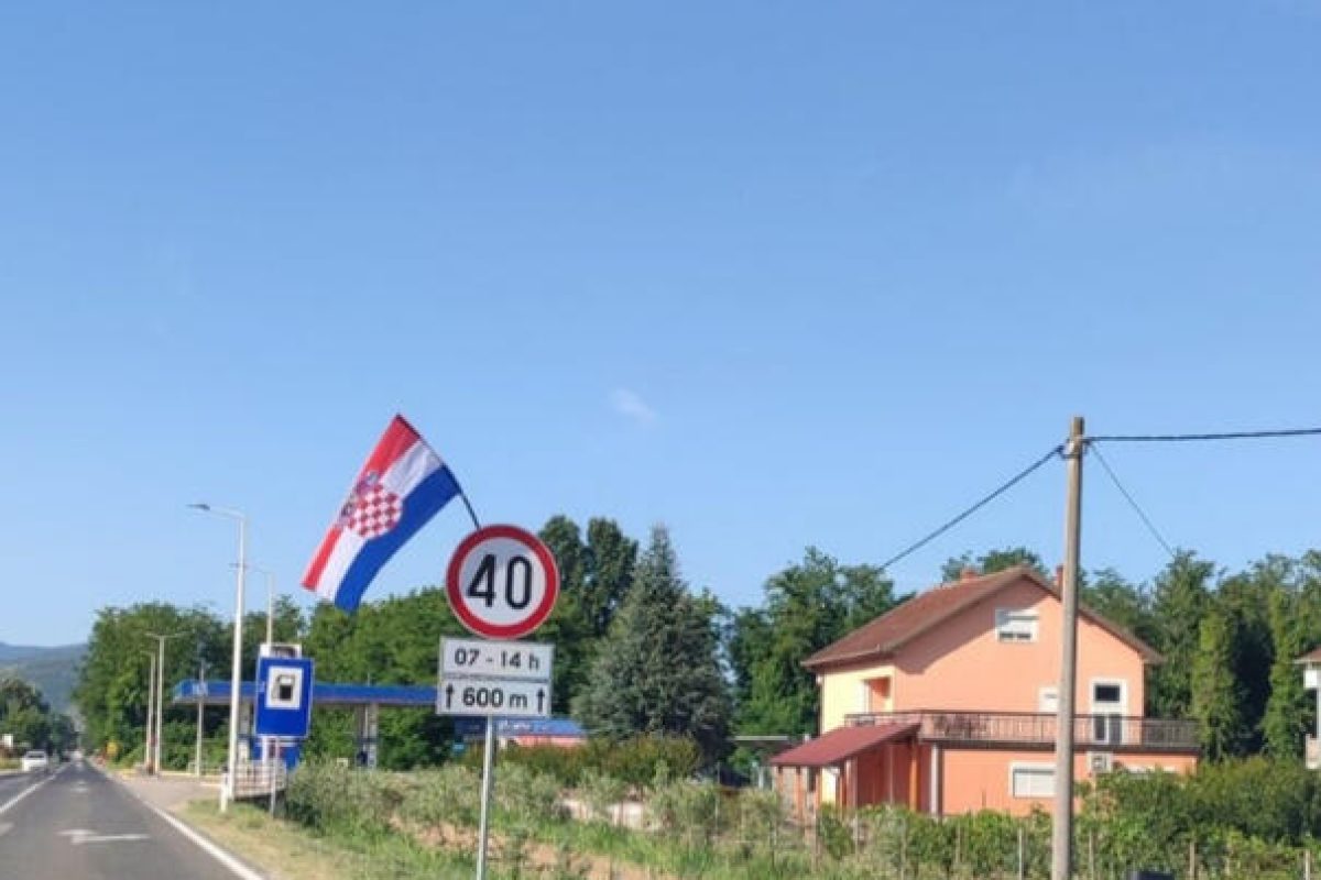 imaju-li-odobrenje-po-capljini-postavljene-zastave-hrvatske-capljina-zastava_6a324a7154c43