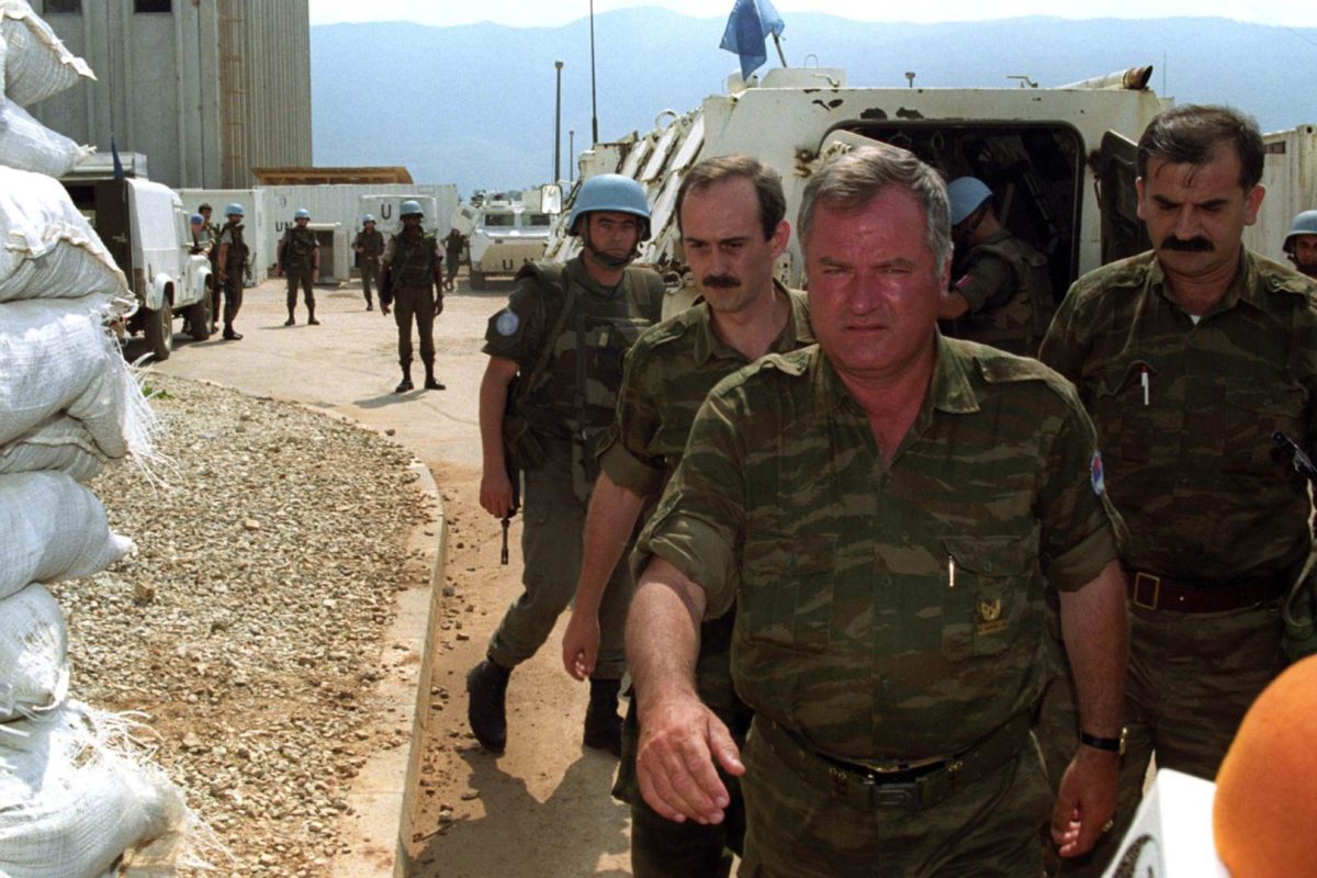 Ratko Mladić dolazi na pregovore u Sarajevu u augustu 1993. godine Foto: EPA